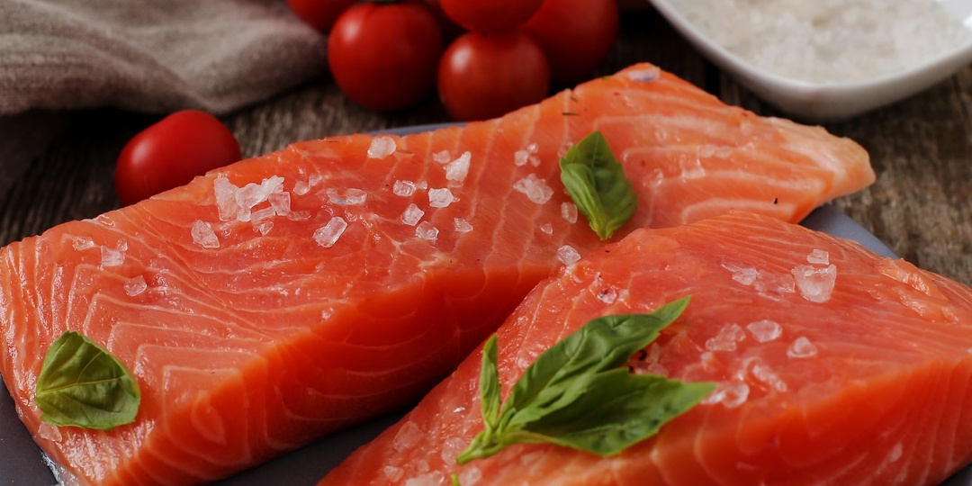 Соленую красную рыбу больше не покупаем: правильные пропорции для домашнего посола от шеф-повара. Рыба получится идеальной