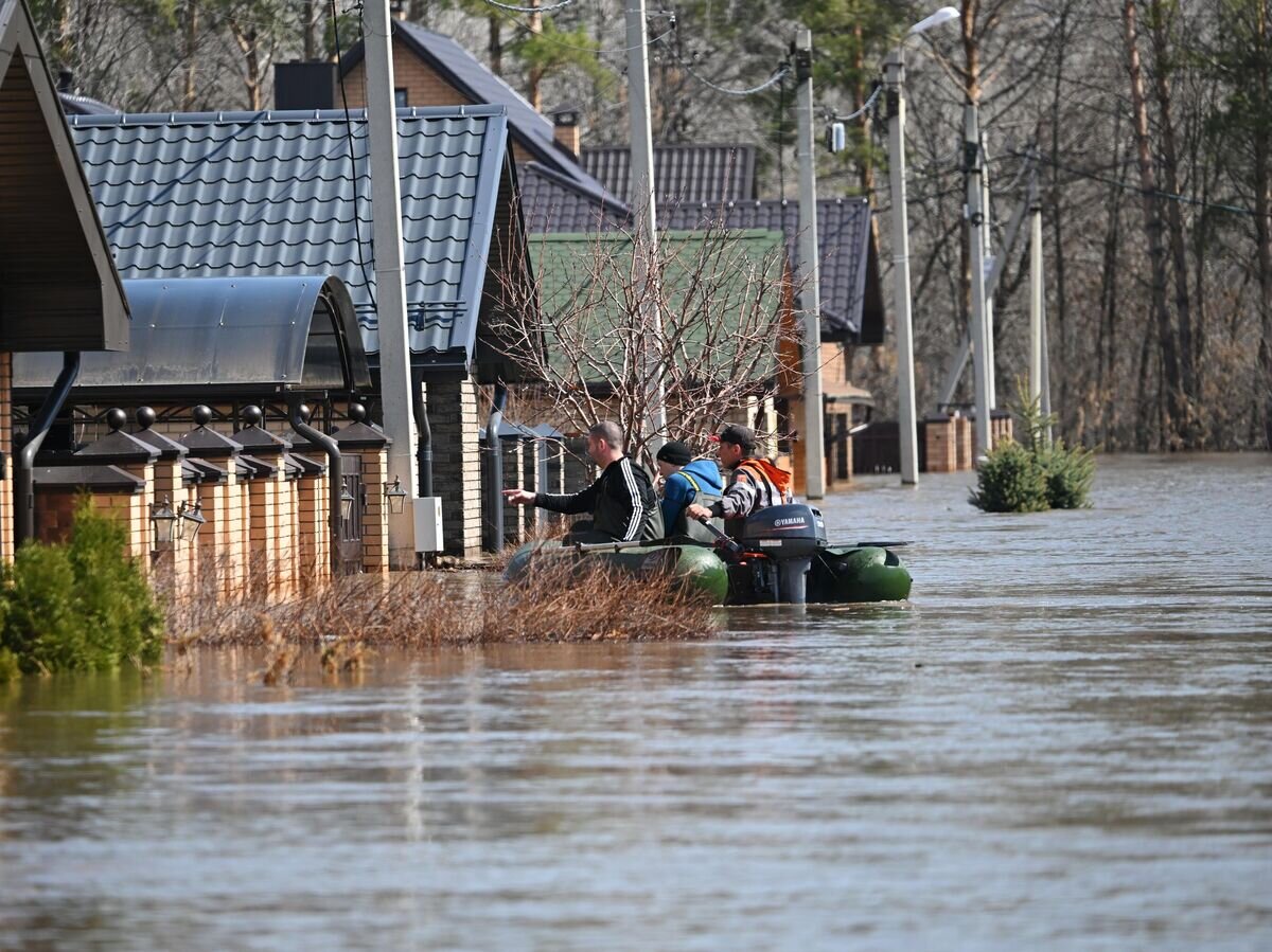    Затопленная улица в селе Нежинка Оренбургского района© РИА Новости / Максим Богодвид