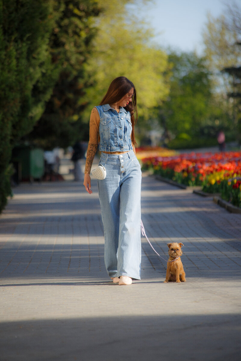 Вот так красиво сидит, когда я останавливаюсь. Сумочка для еды всегда со мной.