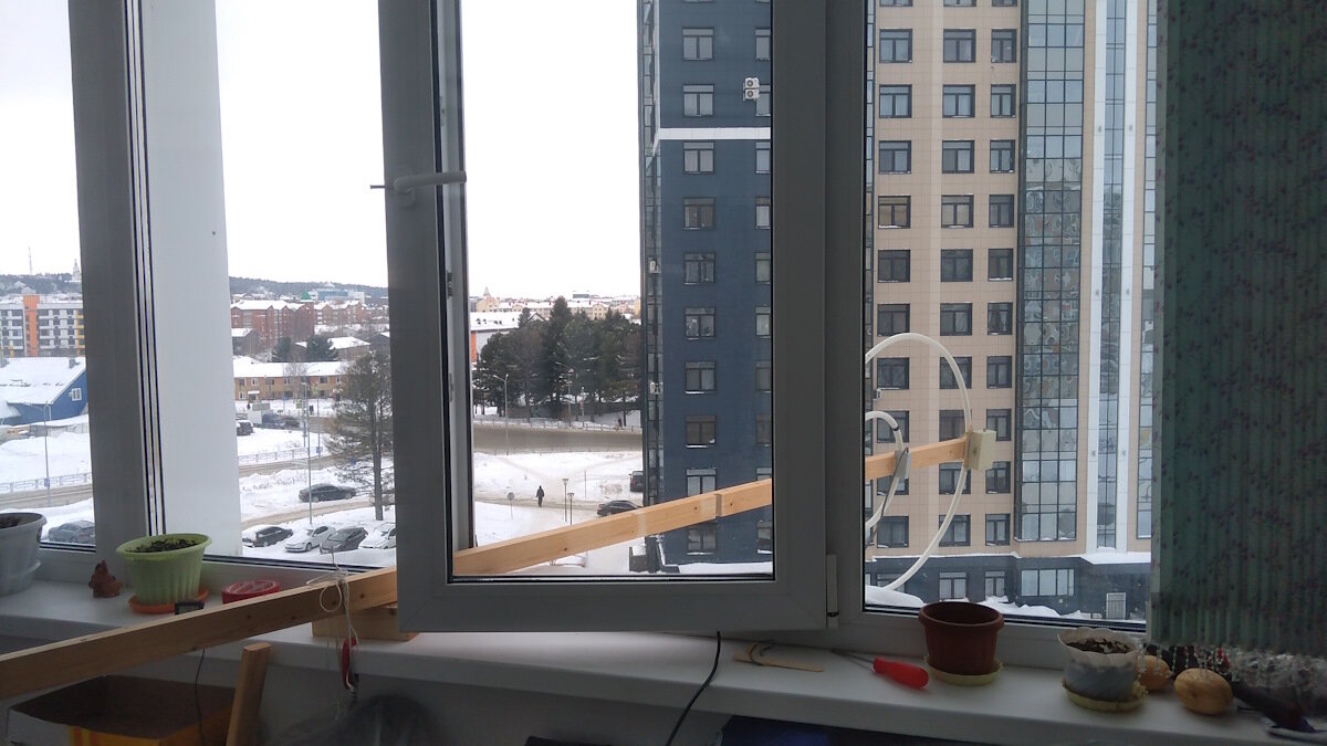 Антенна в рабочем состоянии за окном