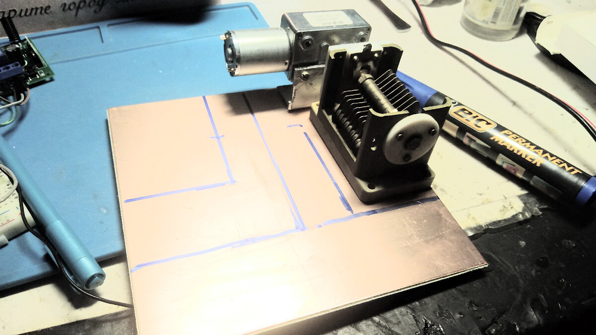 Мотор с редуктором - с Алиэкспресса. Самый недорогой.