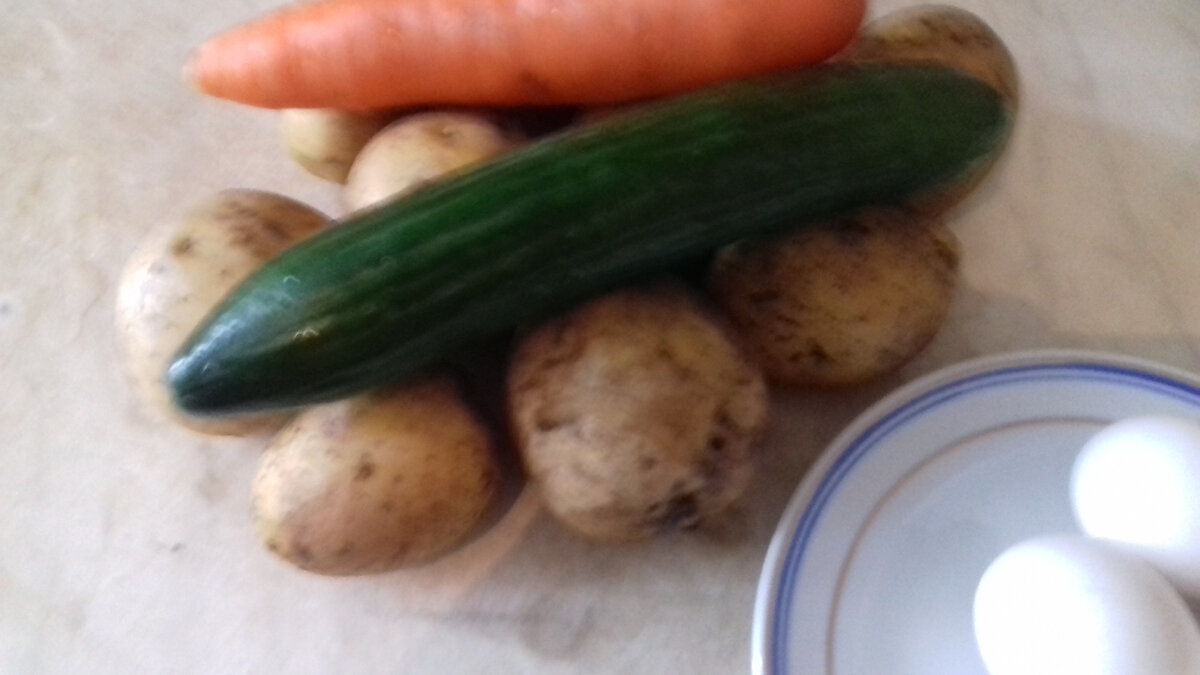 Купила 1 кг картофеля по цене 35 руб.за 1 кг в  близлежащем  торговом павильоне. Морковь купила по цене 109 руб. за 1 кг в дискаунтер " и свежие огурцы по цене 210 руб. за 1 кг. в  магазине с невысокими ценами -дискаунтер" Батон".