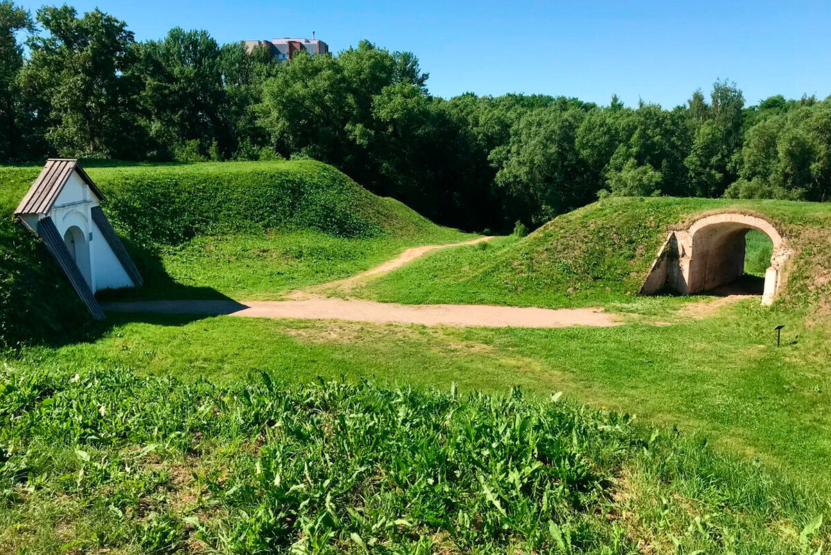 Сейчас высота валов достигает около 15 метров, хотя изначально цифры были в три раза больше. Фото: Markova Elena / Яндекс Карты 