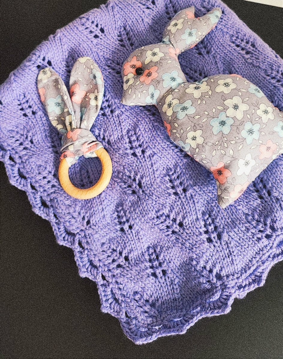 Плед связан спицами из мериноса, грызунок на буковом кольце сшит из хлопка, игрушка заяц сшит из хлопка 