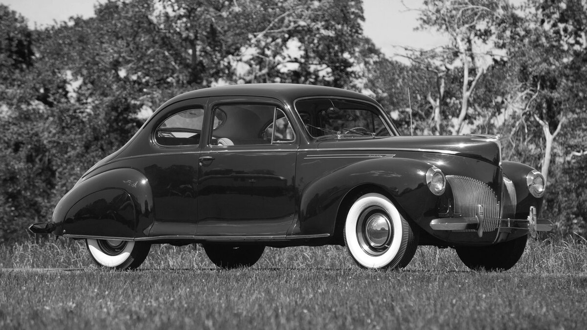    Lincoln-Zephyr V12 Club Coupe Первым собственным автомобилем Элвиса Пресли был Lincoln-Zephyr V12 Club Coupe 1942 года выпуска. Эту уже немолодую двухдверку зеленого цвета подарил певцу на 18-летие его отец.