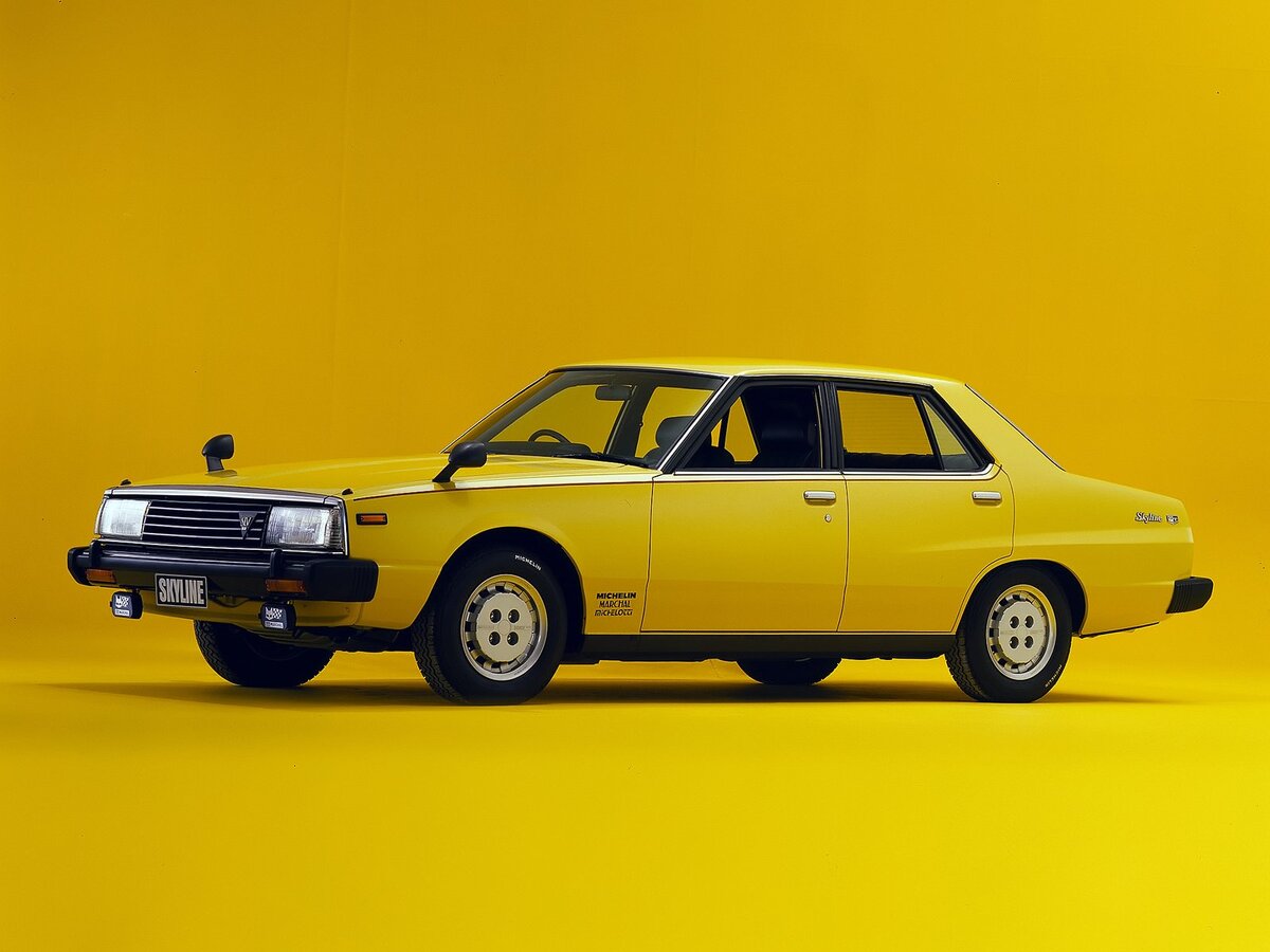    Выпущенная для внутреннего рынка Японии 43 года назад версия «Скайлайна» 2000 Super GT неслучайно носила имя знаменитого итальянского автомобильного дизайнера Джованни Микелотти. При его участии штучно выпускали первый Prince Skyline с оригинальными изготовленными вручную кузовами купе и кабриолет (BLRA-3 Skyline Sport). Эти машины были выполнены в духе американских и европейских автомобильных хитов того времени — с фарами, наклоненными, как у Lincoln Continental и Chrysler 300 конца 1950-х — начала 1960-х годов, а также с формой кузова на подобии Lancia Flavia и Triumph Vitesse.