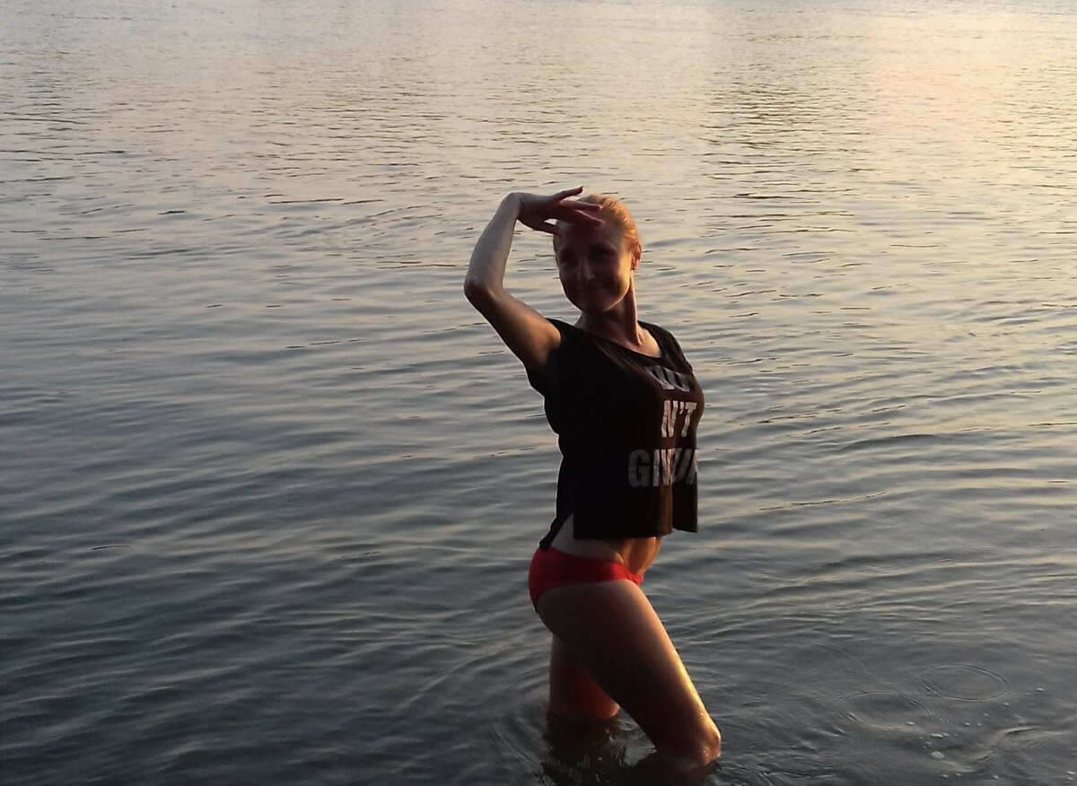 Когда твоя жизнь наполняется смыслом и твоими интересами. Тебе становится некогда обращать внимание на мелочи. 