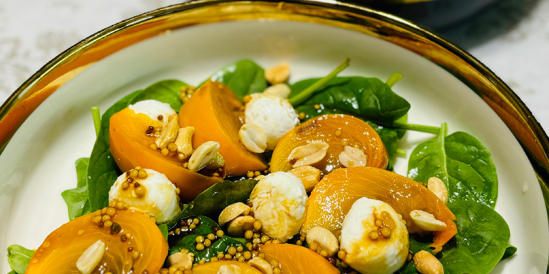 Легкий и вкусный салат с хурмой