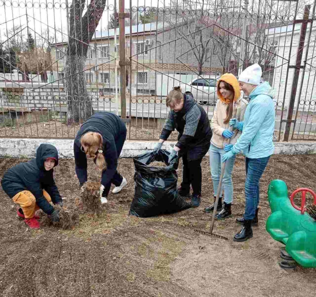 Город берегут: на уборку амурской столицы вышло пять тысяч благовещенцев |  Амур Инфо | Дзен