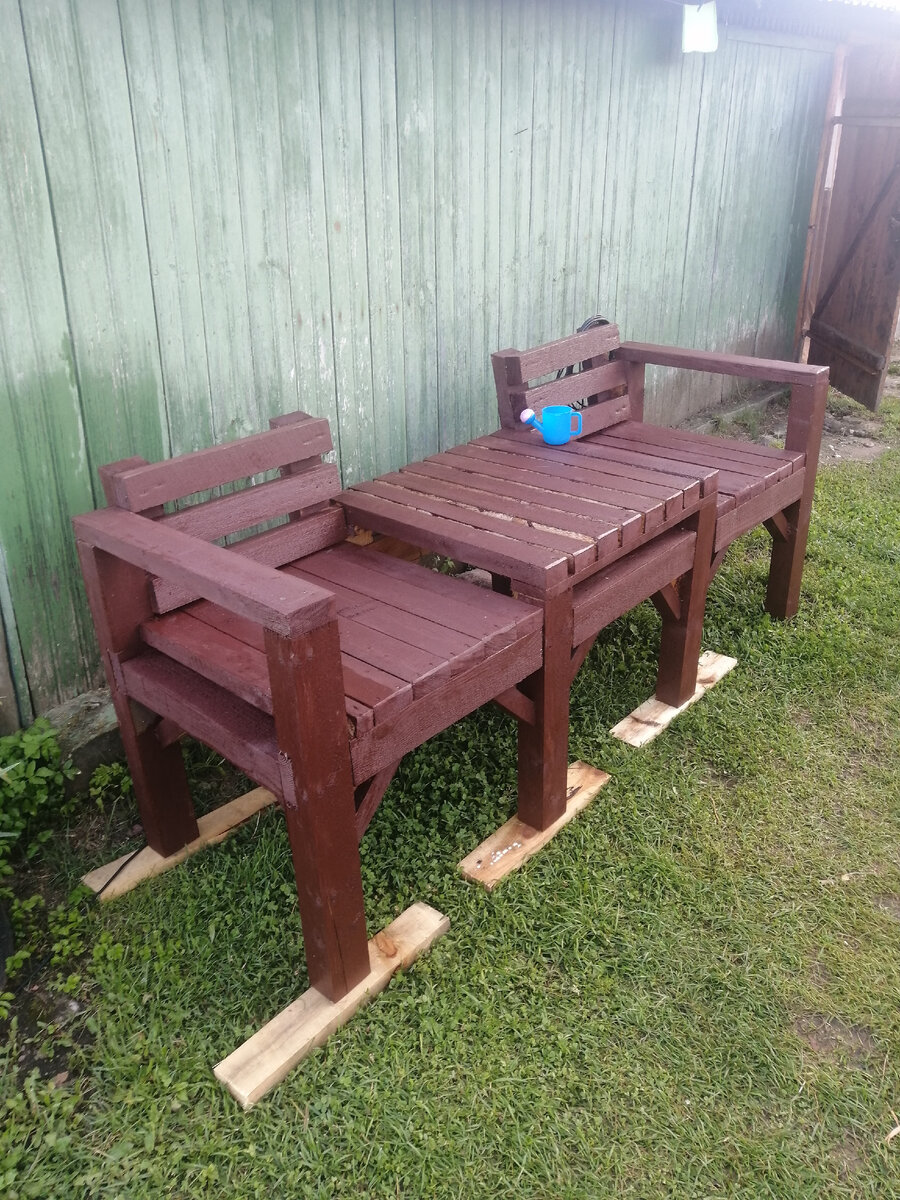 

В жизни каждого из нас наступает момент, когда хочется воплотить свои идеи в реальность. Именно так я решила создать свою собственную лавочку своими руками.

Шаг 1: Подготовка материалов
Для начала я закупила необходимые материалы: деревянные доски, шурупы, петли, и другие мелочи. Важно было выбрать качественное дерево и правильно рассчитать размеры будущей лавочки.

Шаг 2: Планирование
Прежде чем приступить к работе, я разработала подробный план, где указала все этапы процесса и размеры каждой детали. Это помогло избежать ошибок и сделать процесс изготовления более эффективным.

Шаг 3: Работа с деревом
Следующим шагом было изготовление основы лавочки. Я использовала пилу, стамеску и шлифовальную машину, чтобы придать дереву нужную форму и гладкость. Этот этап требовал терпения и аккуратности, но результат того стоил.

Шаг 4: Сборка
После изготовления всех деталей настало время собрать лавочку. Я использовала шурупы и клей для крепления деталей друг к другу. Важно было обеспечить надежную конструкцию, чтобы лавочка была прочной и устойчивой.

Шаг 5: Отделка
После сборки лавочки я приступила к отделке. Я нанесла несколько слоев лака для защиты от влаги и повреждений, а также придала ей желаемый цвет и текстуру.

Шаг 6: Установка
Наконец, я установила свою лавочку на выбранное место в саду. Этот момент был особенно приятным, ведь я видела, как моя идея превращается в реальность прямо перед моими глазами.

Вывод
Создание лавочки своими руками было увлекательным и творческим процессом. Этот опыт не только приблизил меня к мастерству работы с деревом, но и подарил мне удовлетворение от реализации своей идеи. Теперь каждый раз, когда я сажусь на эту лавочку, я с гордостью вспоминаю, как она была создана моими собственными руками.