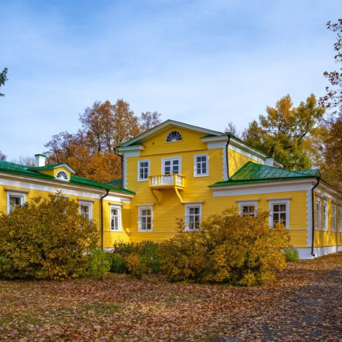 Уж небо осенью дышало.