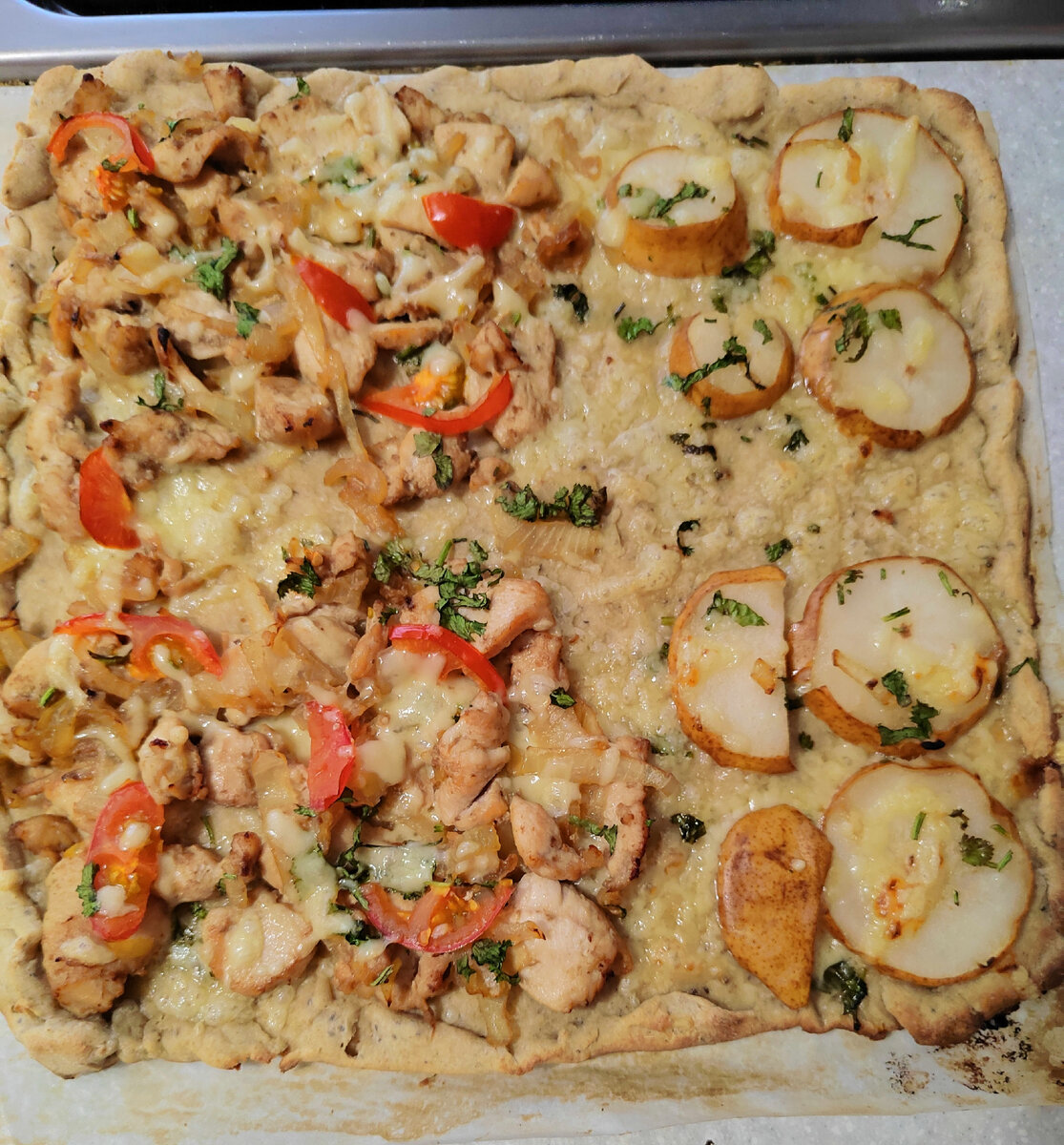 Начинка, как обычно: курица  с луком в соевом соусе, груша, помидор, кинза, сыр. 