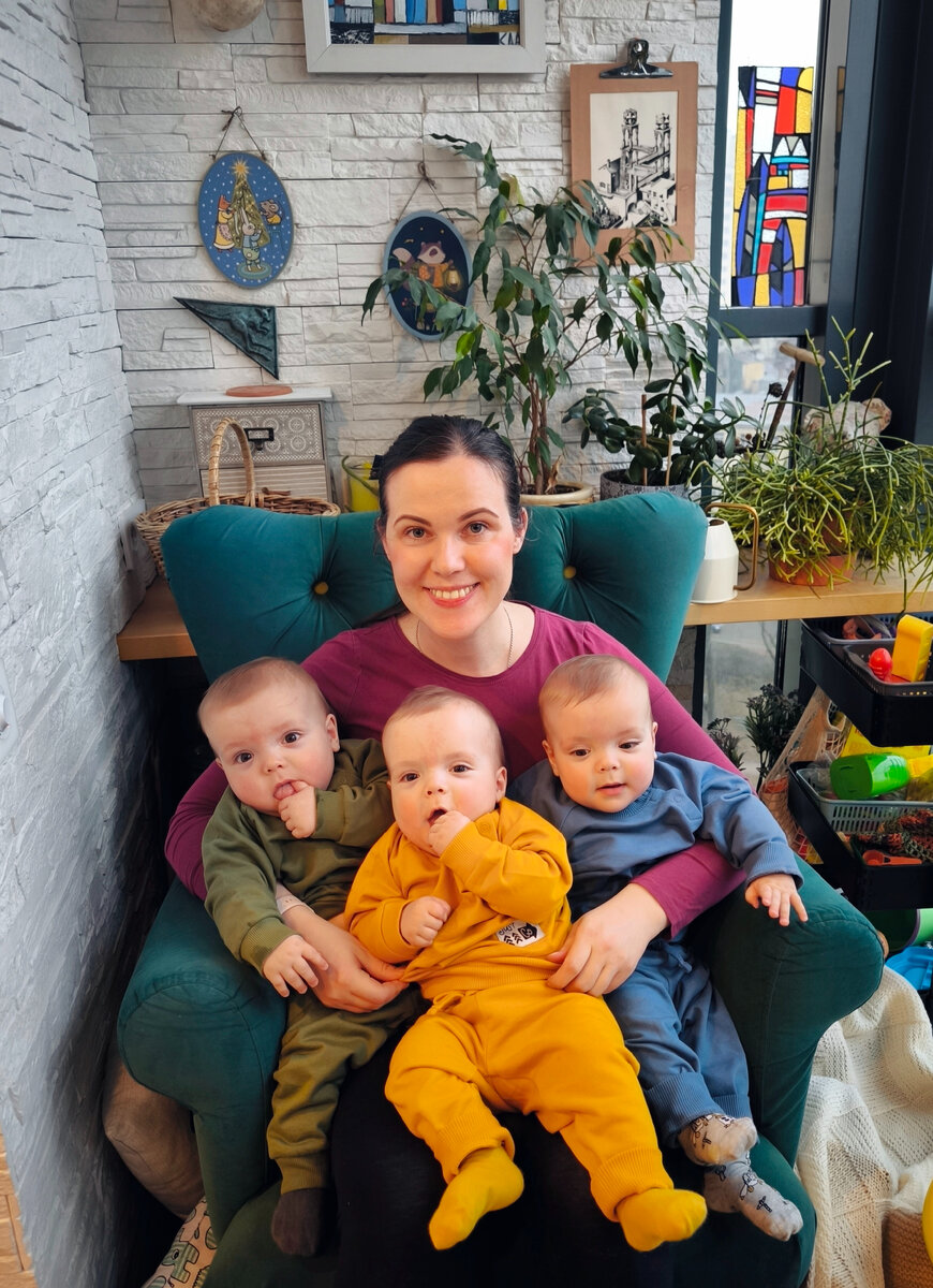 9 месяцев, по цветам не перепутать кто есть кто: Коля, Миша, Паша