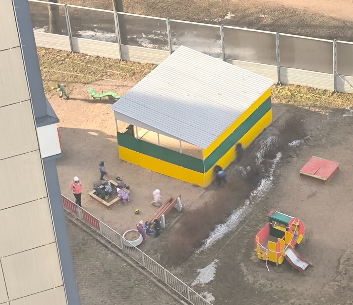 Надев очки 🫣 я наблюдала за сыном на прогулке