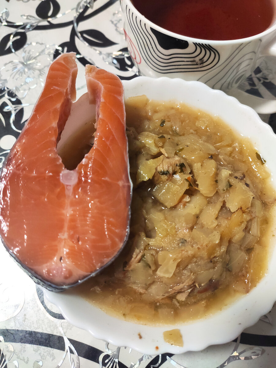 Слабосоленая  красная рыба, тушеная капуста