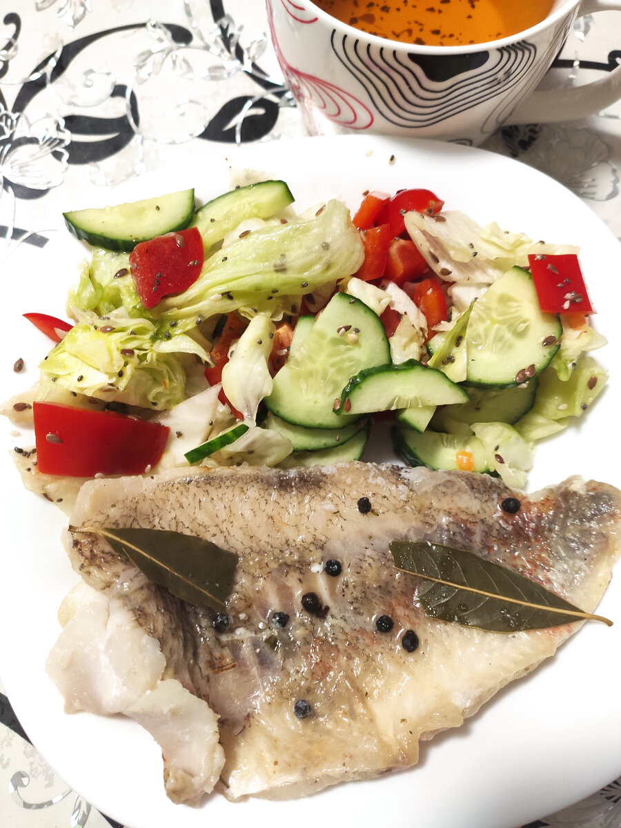 Морской окунь, сладкий перей, огурец, айсберг, оливковое масло, семена