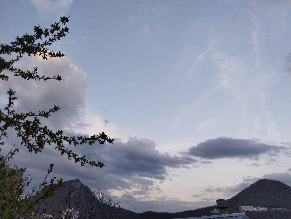 Вид из нашего окна и огорода. Те самые две горы