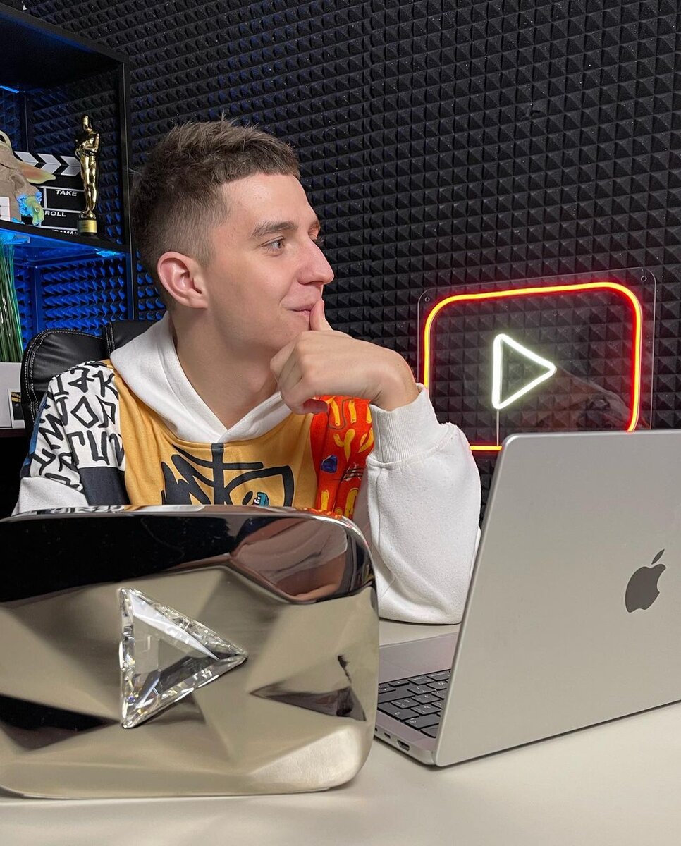    Первый же ролик Глента набрал миллион просмотров за неделю, а дальше число подписчиков увеличивалось с каждым днемСоцсети