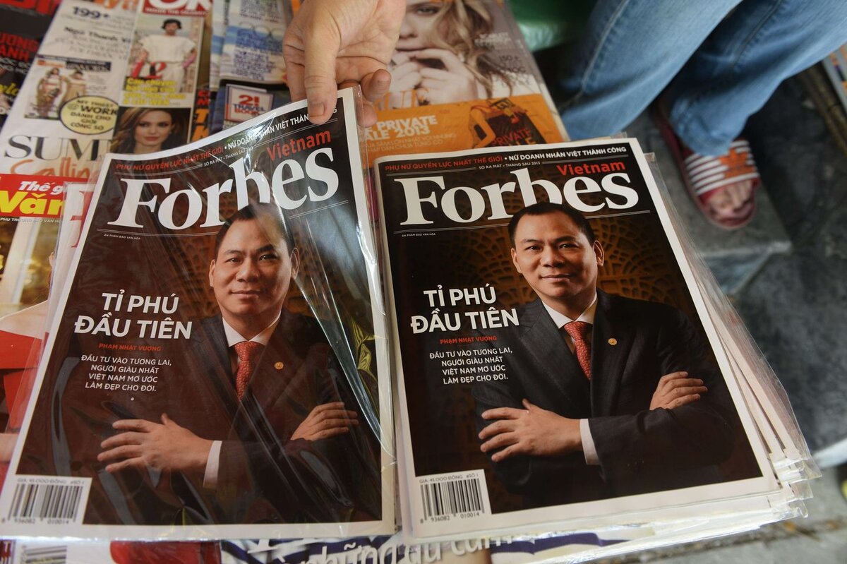 Версии журнала forbes. Forbes. Forbes обложка. Обложка журнала форбс. Журнал с богатыми людьми.