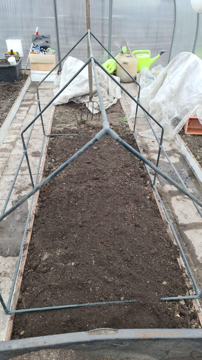 Каркас собран, осталось только сверху пленку накинуть.