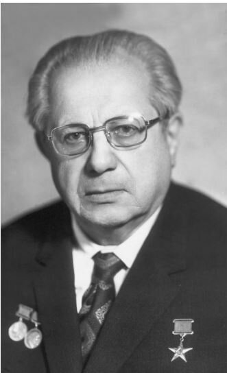 Иосиф Фомич Незваль 
Советский авиаконструктор. Главный конструктор ОКБ А. Н. Туполева. В 30-х годах был заместителем В. М. Петлякова. Руководил разработкой ТБ-7 и Ту-128. Осуществлял общее руководство разработкой конструкции Ту-160. Герой Социалистического Труда. Лауреат Ленинской премии и Государственной премии СССР