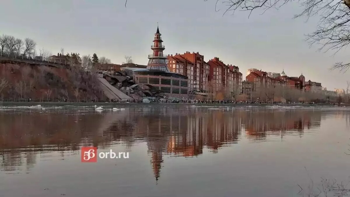 Красная площадь треснула: спуск к Уралу на Марсовом поле в Оренбурге  рушится? | 56orb.ru | Дзен