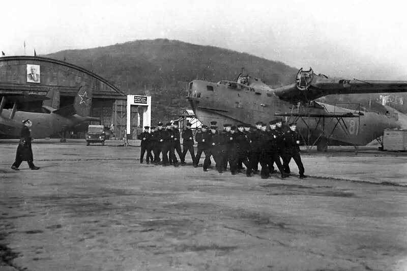 Фото второй половины 1960-х гг. с гидросамолётами Бе-6 на аэродроме Патрокл, найденное в интернете на форуме Balancer.