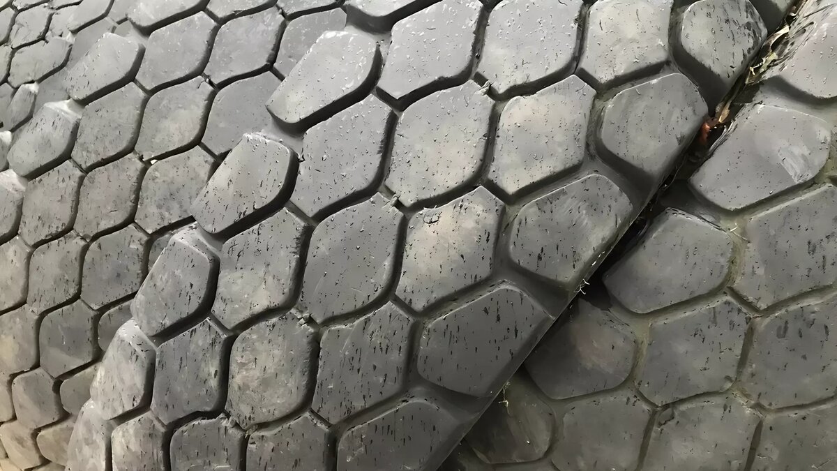     Местные жители приспособили авторезину в качестве инвентаря для благоустройства. Теперь нарушителей ждет наказание.