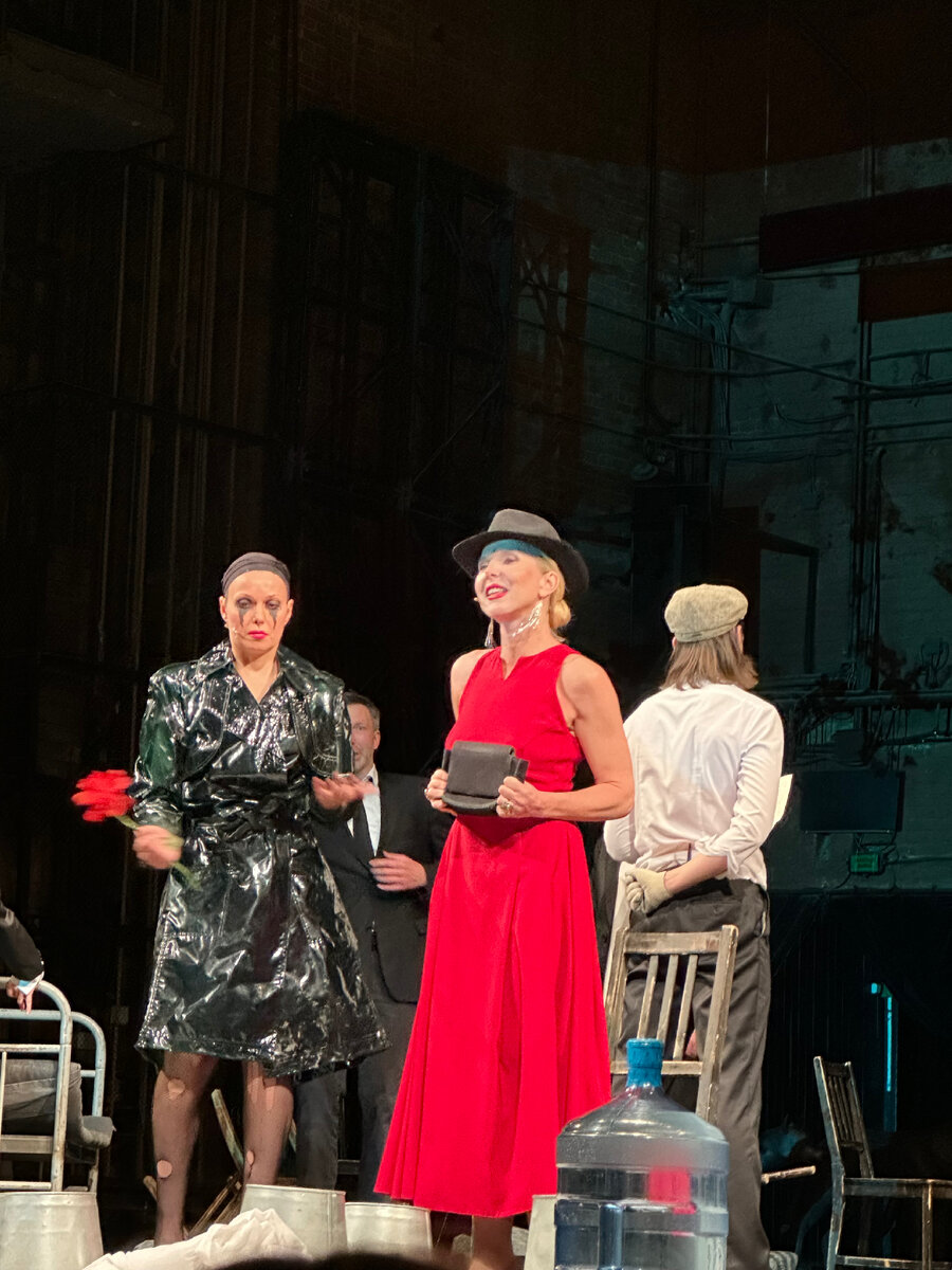 Сцена из спектакля "Добрый человек из Сезуана". Фото автора.