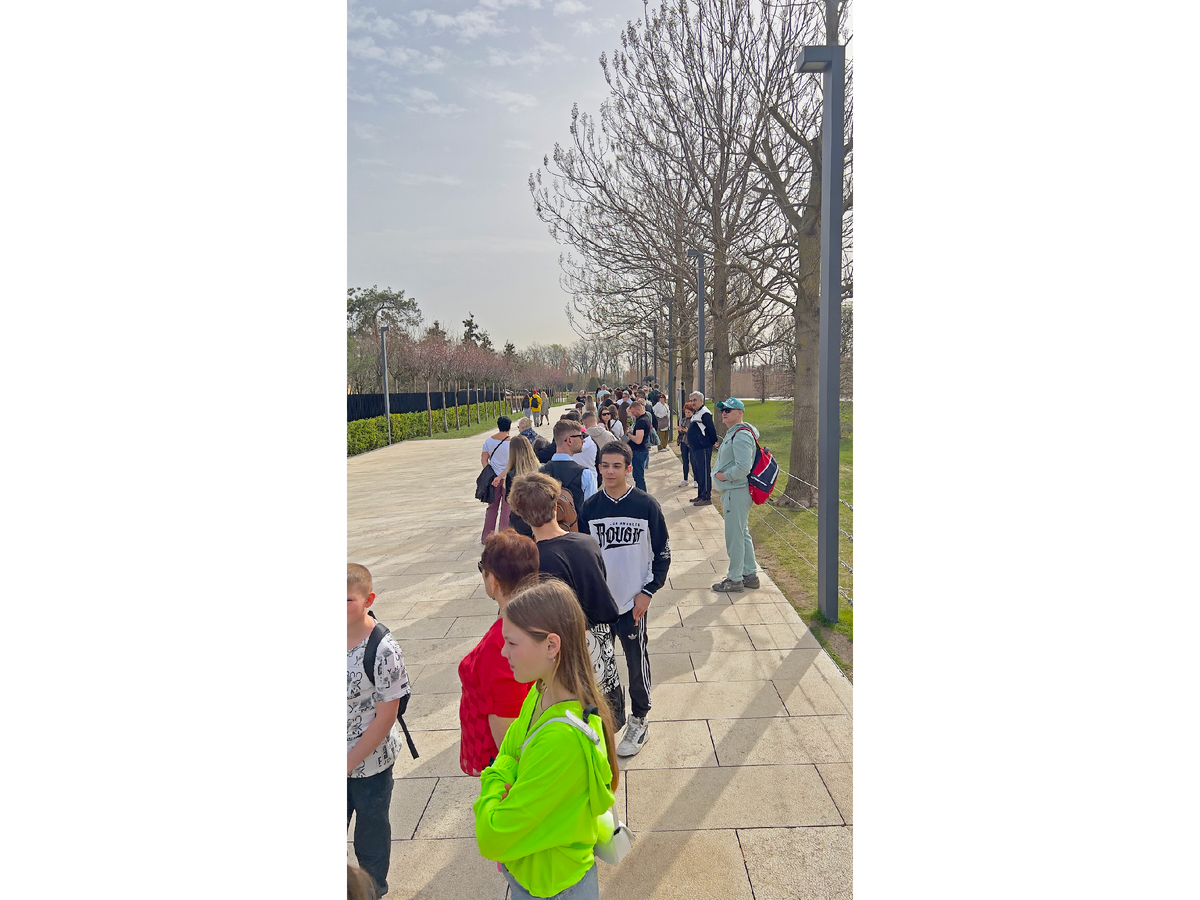 Очередь к терминалу на входе в Японский сад