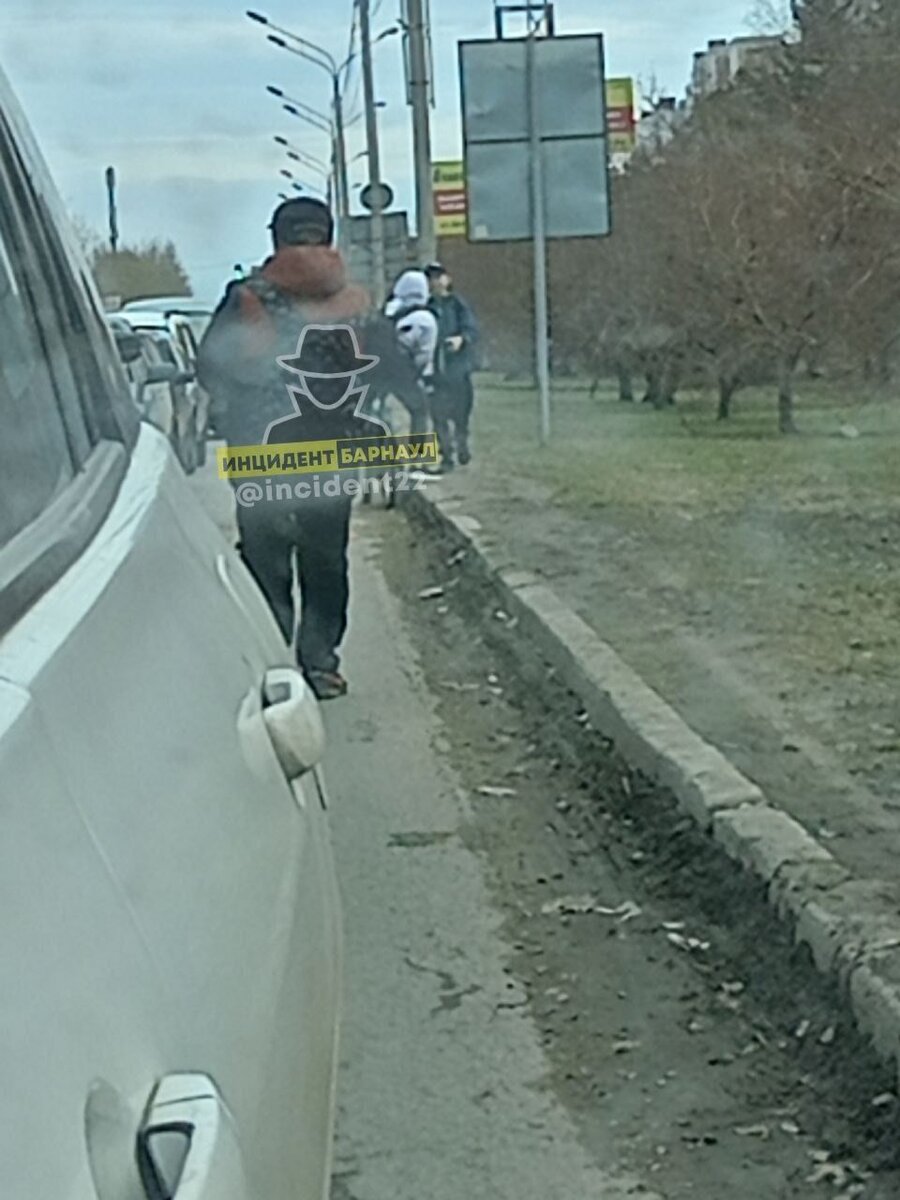 В Барнауле заметили детей, моющих фары машин на дорогах | ТОЛК | Дзен