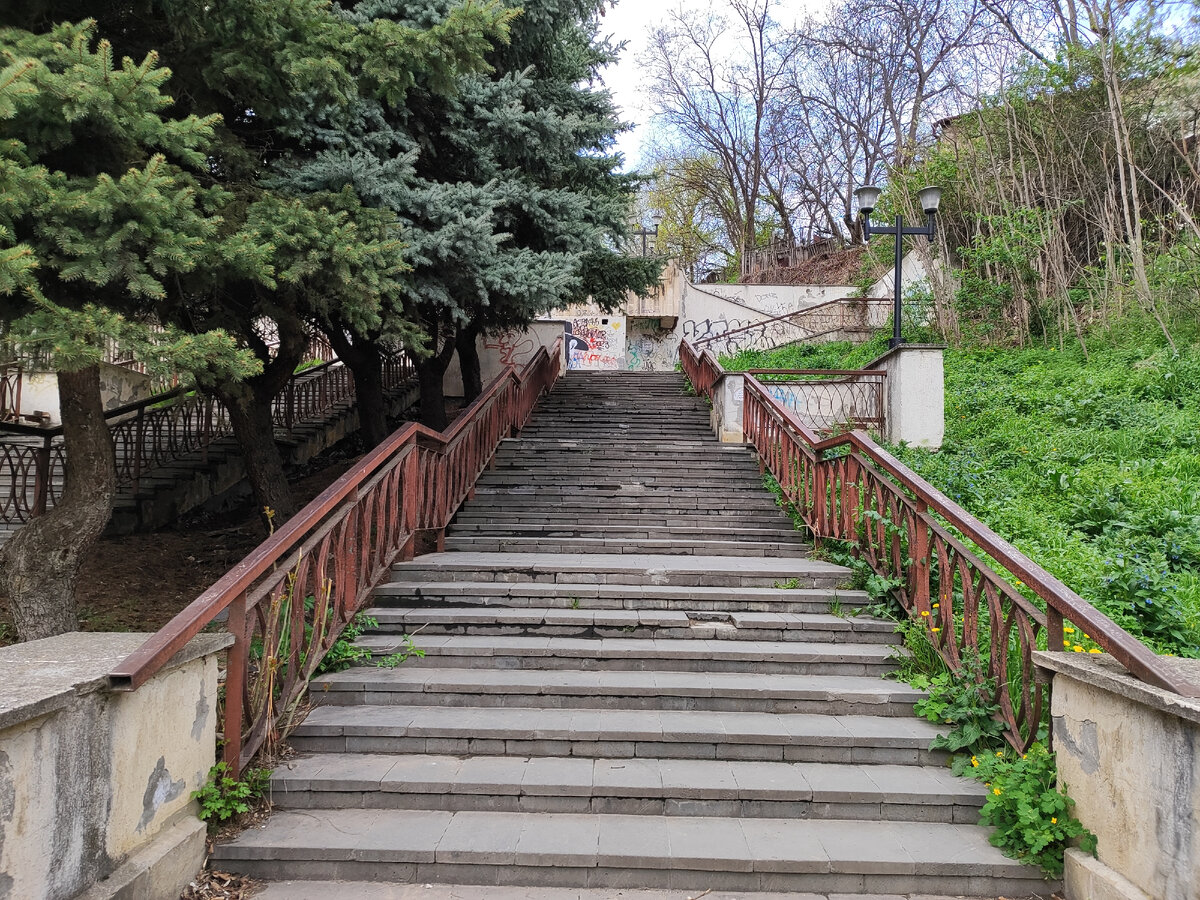 Лестница между улицей Теплосерная и улицей Партизанская (апрель 2024 года)