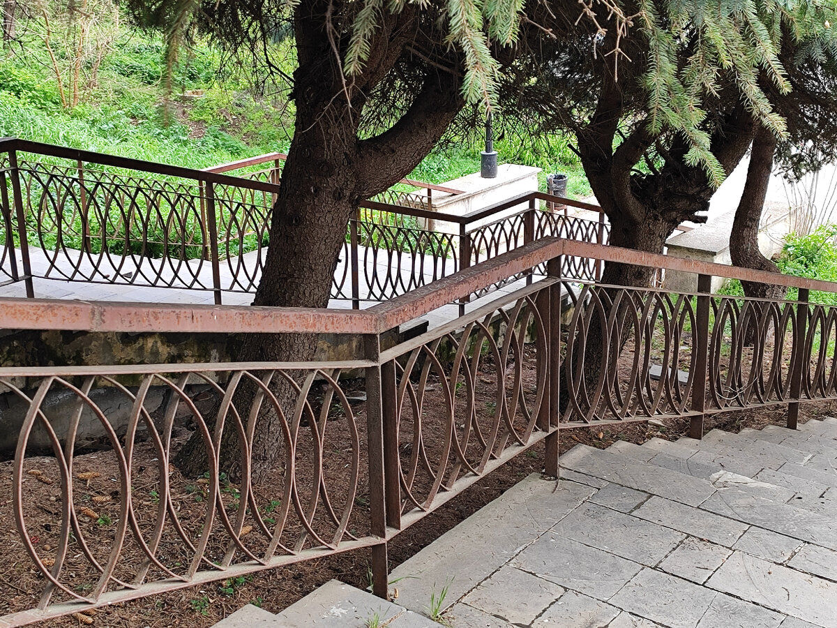 Лестница между улицей Теплосерная и улицей Партизанская (апрель 2024 года)