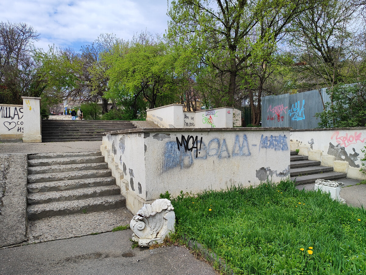 Лестница между улицей Теплосерная и улицей Партизанская (апрель 2024 года)