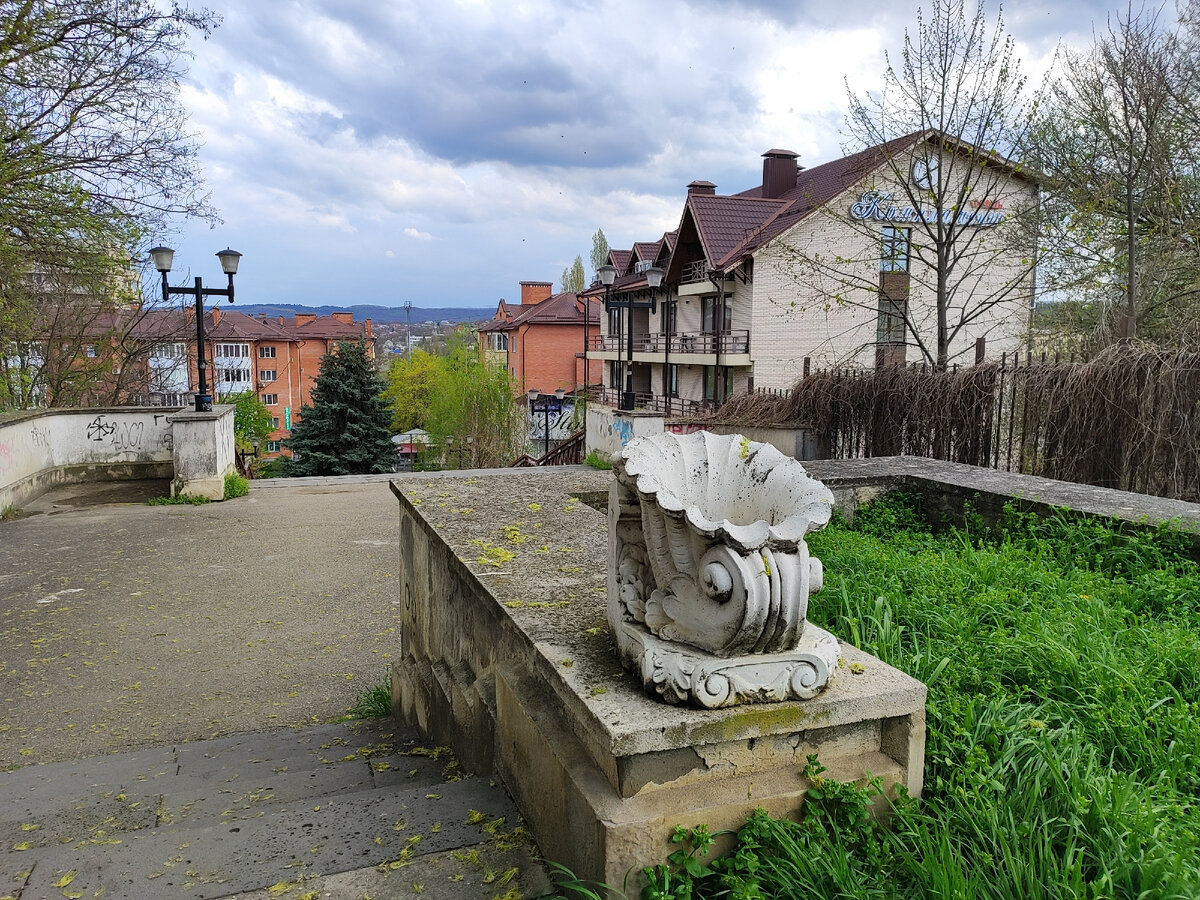 Лестница между улицей Теплосерная и улицей Партизанская (апрель 2024 года)