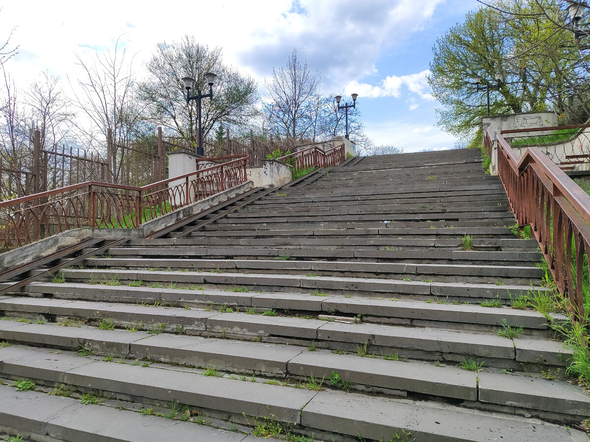 Лестница между улицей Теплосерная и улицей Партизанская (апрель 2024 года)