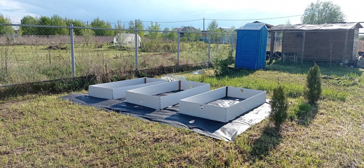 Решил сделать грядочки, тем более панели валялись за ненадобностью, ну и не сгниют.