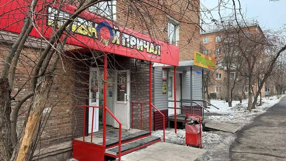     В Железнодорожном районе Красноярска закрыли магазин «Пивной причал». Жители были недовольны шумными посетителями и мусором вокруг заведения.