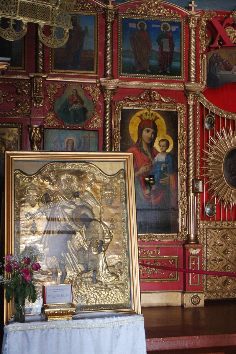 На фото виден сохранившийся  деревянный алтарь ХVIII века, мощи святых в дарохранительнице под старинной иконой в дорогом окладе...