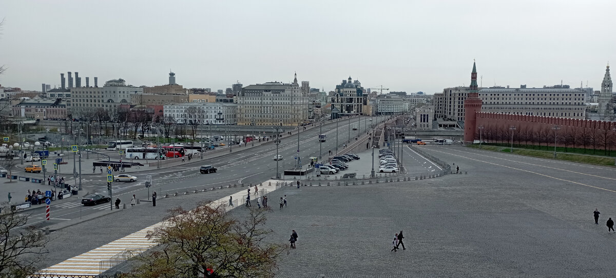 Вид на Замоскворечье из "окна" храма Василия Блаженного. 11.04.2024 г. Фото автора.