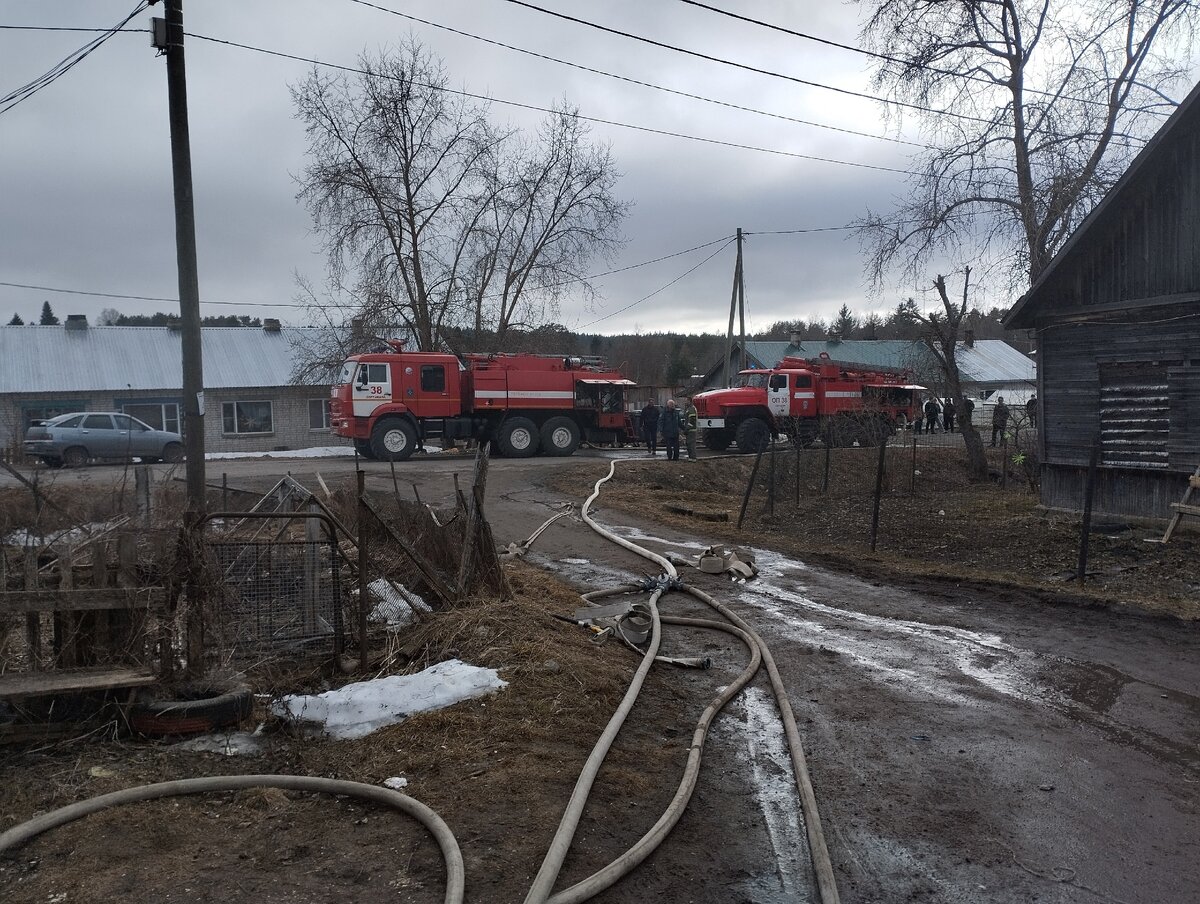 Горящий деревянный дом в Карелии утонул в облаке дыма | Фактор News | Дзен