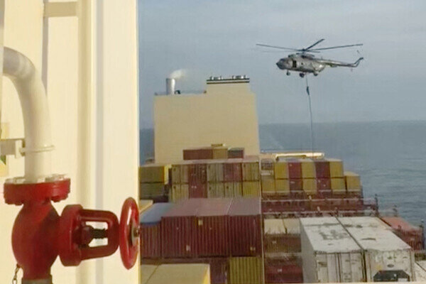    Момент захвата судна MCS Aries в Ормузском проливе, 13 апреля 2024 года / Reuters