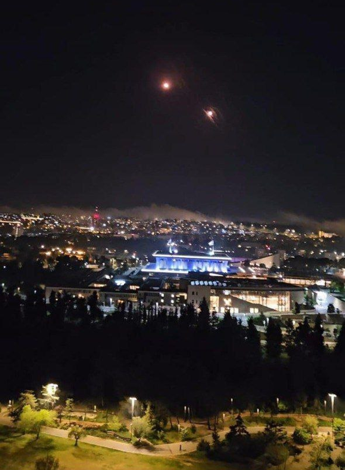 Иранскую ракету сбивают над зданием Кнессета (парламента) Израиля