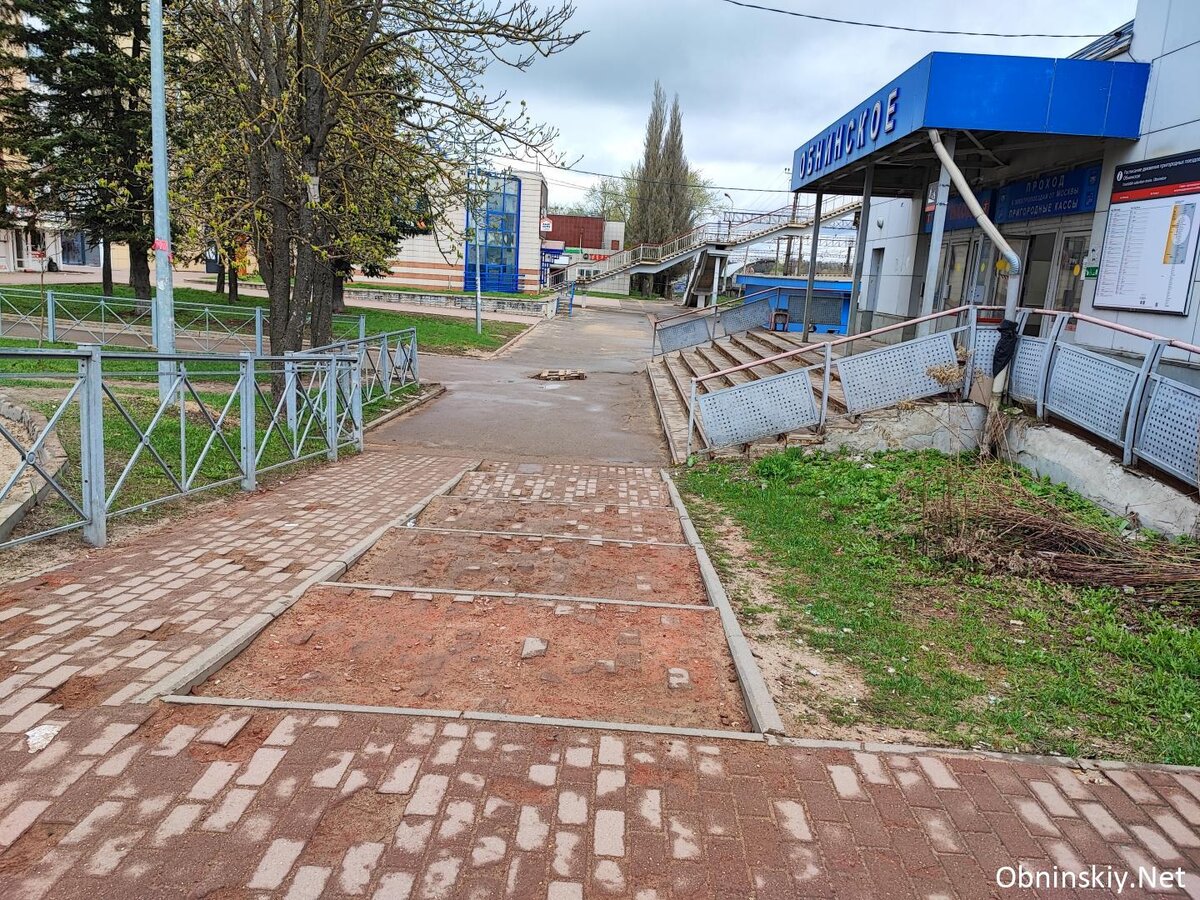 Привокзальная площадь в Обнинске. Плитки растворились на ступеньках