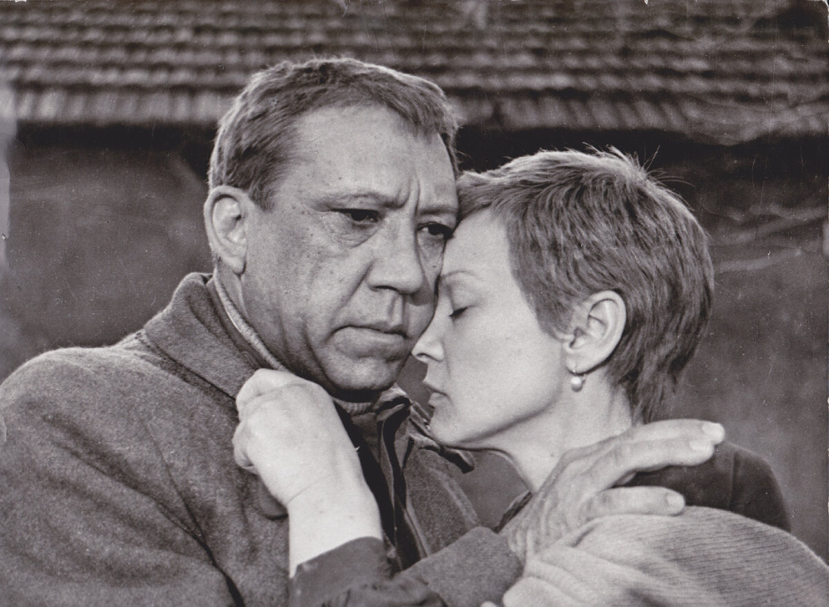 В нашей сегодняшней рубрике старое советское кино о войне «20 дней без войны» Алексея Германа.