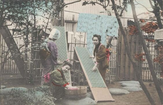 На фото - стирка кимоно. Традиционное кимоно состоит из 8 частей. Перед стиркой кимоно распороли, вымыли, накрахмалили и оставили на крахмальных досках для сушки. После сушки все части кимоно нужно опять сшить вместе. Этот метод стирки (с распарыванием и сшиванием) называется араи-хари. Легкие юката можно стирать и сушить, не распарывая.