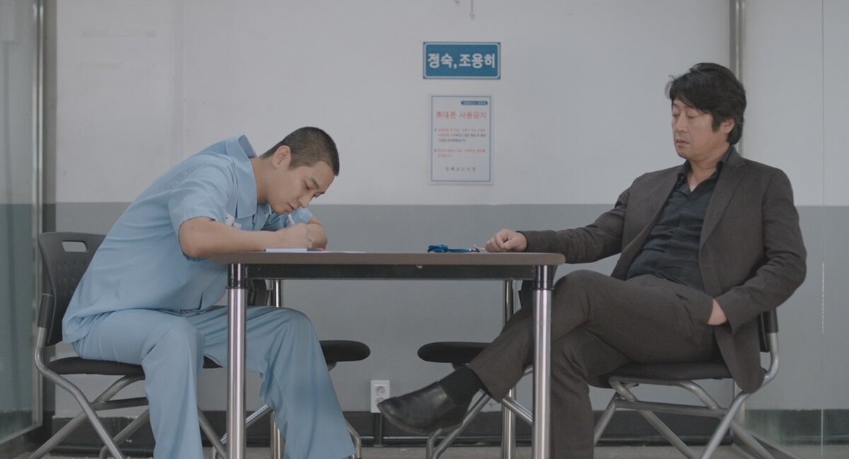 Единственное, чем действительно цепляет образ преступника - он всецело выглядит и ведёт себя как идиот - но его план действительно умный. 