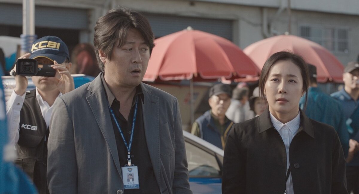 Прокурор, с которой Хён-Мин в ладах, всячески старается помочь детективу, указывая на те пробелы, которые необходимо восполнить. Если полицейскому достаточно "чутья", то она прекрасно знает, как работает система и насколько основательно должно быть выстроено обвинение. 