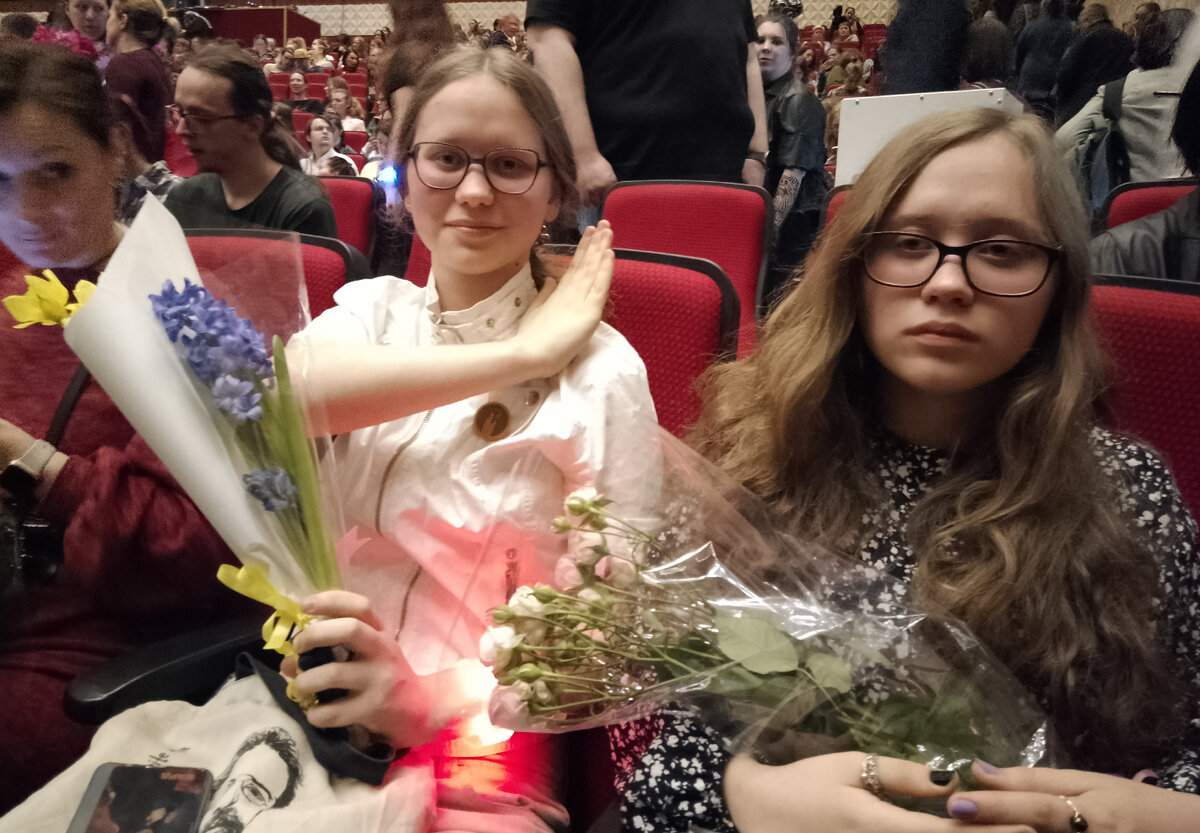 Трогательно было видеть, как дети тратят карманные деньги на цветы и подарки актëрам