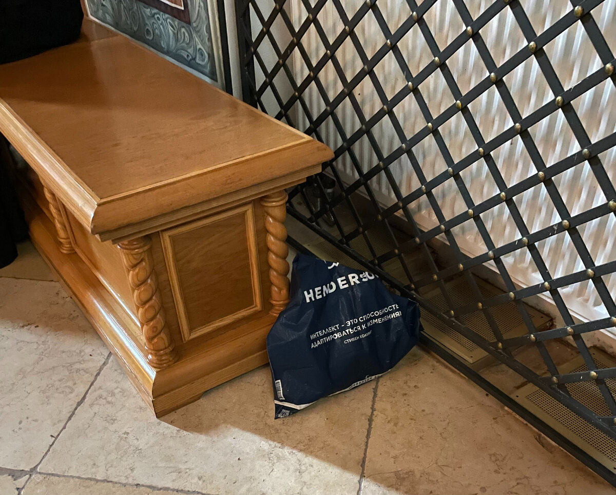 Как большой межрелигиозный деятель, в качестве братского общения заглянул в воскресенье, 14 апреля 2024 года, в Зачатьевский монастырь на Остоженке. Тихо сел в самый угол во время служения. Прихожанка передо мной поставила этот пакет с цитатой Стивена Хокинга: "Интеллект - это способность адаптироваться к изменениям". А я как раз обумывал, почему настоящую статью откзались принимать к печати все издания, с которыми я имею письменные сношения. Вот и кто скажет после этого, что Бога нет? Только безумец.